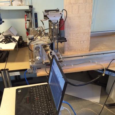 La fraiseuse numérique avec une des découpes réalisées.