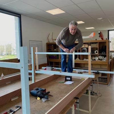 Claude fixant les pieds de la 2ème table