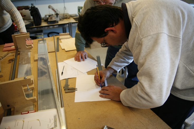  Ils ont même construit une table CNC pour la découpe