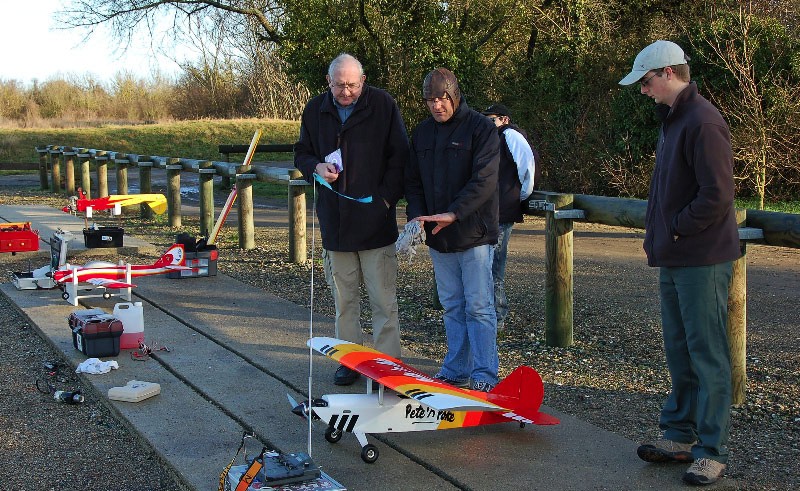  Les moniteurs en pleine discussion